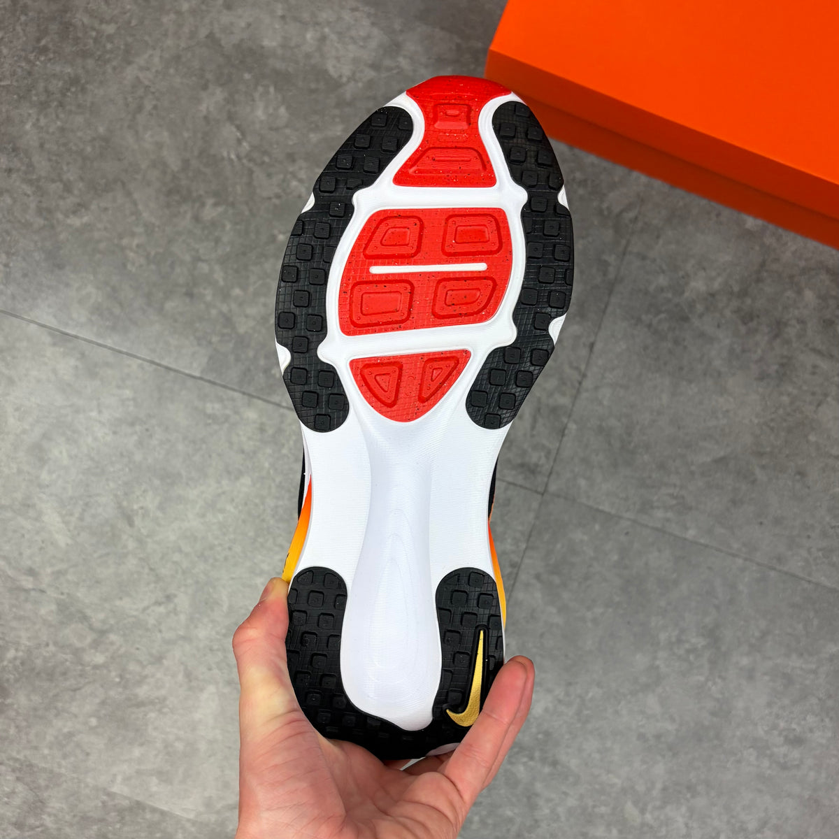 Nike Vomero 18 Black / Bright Crimson