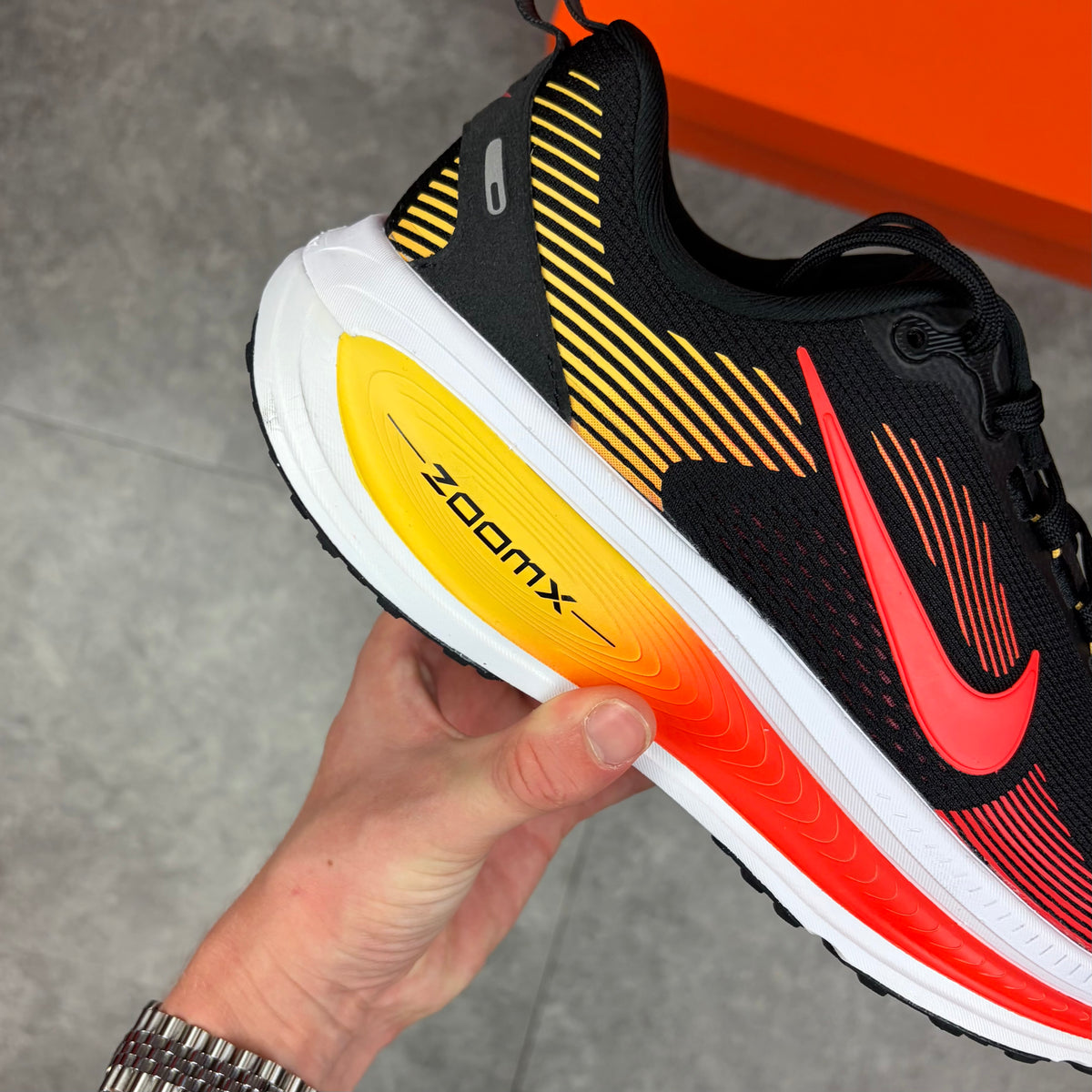 Nike Vomero 18 Black / Bright Crimson