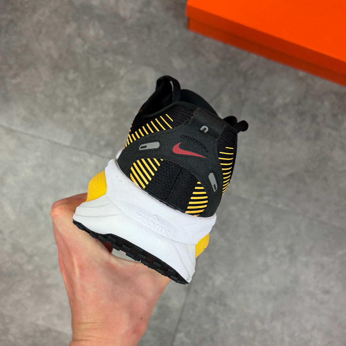 Nike Vomero 18 Black / Bright Crimson