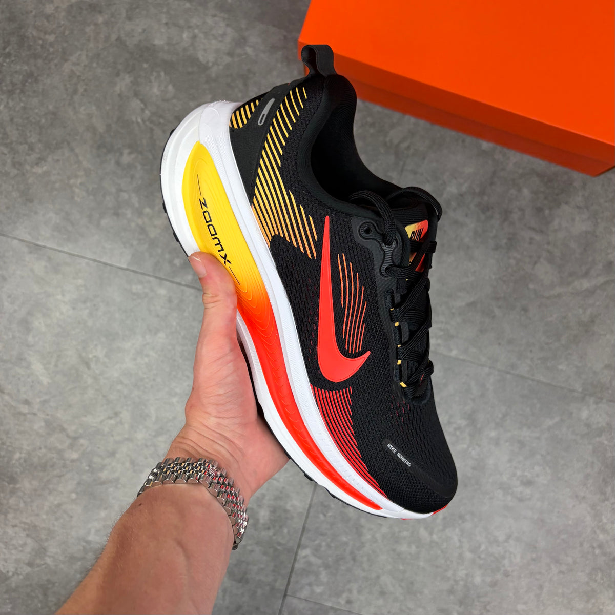 Nike Vomero 18 Black / Bright Crimson
